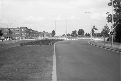 63898 Gezicht in de Marnixlaan te Utrecht; met in het midden een verkeersrotonde, links de huizen nrs. 228-hoger, links ...